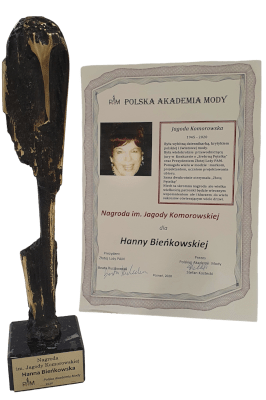 statuetki otrzymane przez Pracownię Krawiecką Atelier Hanny Bieńkowskiej za suknie artystyczne szyte na miarę