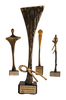 statuetki otrzymane przez Pracownię Krawiecką Atelier Hanny Bieńkowskiej za suknie wizytowe szyte na miarę